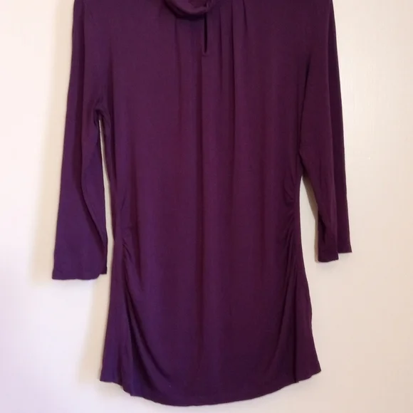 NY&CO eggplant cowl neck pleated stretch top with keyhole and ruched sides - Picture 2 of 7